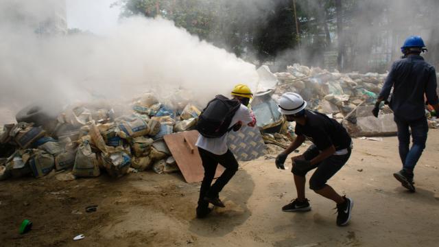 Myanmarda protestocular askerlere saldırdı: 4 ölü