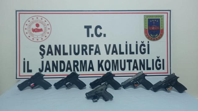 Şanlıurfada cipin bagajına gizlenmiş 6 tabanca ele geçirildi
