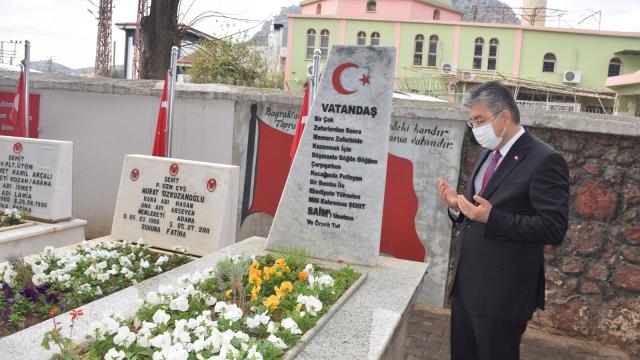 Osmaniye Valisi Yılmaz, Şehit Kaymakam Saim Beyin kabrini ziyaret etti