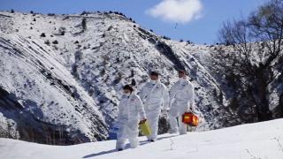 Sağlık ekipleri aşı için karlı dağları aşıyor