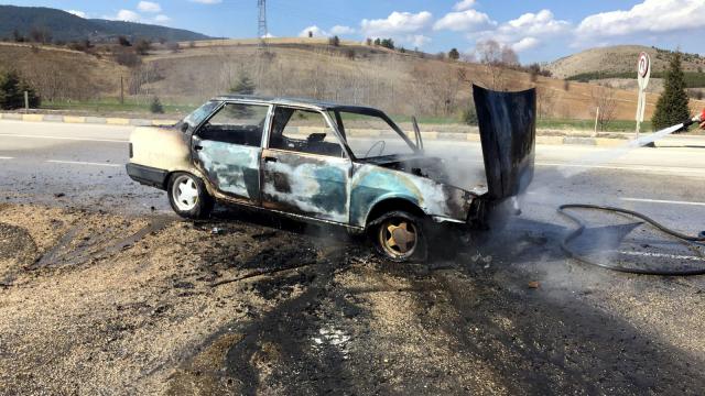 Karabükte seyir halindeki otomobil yandı