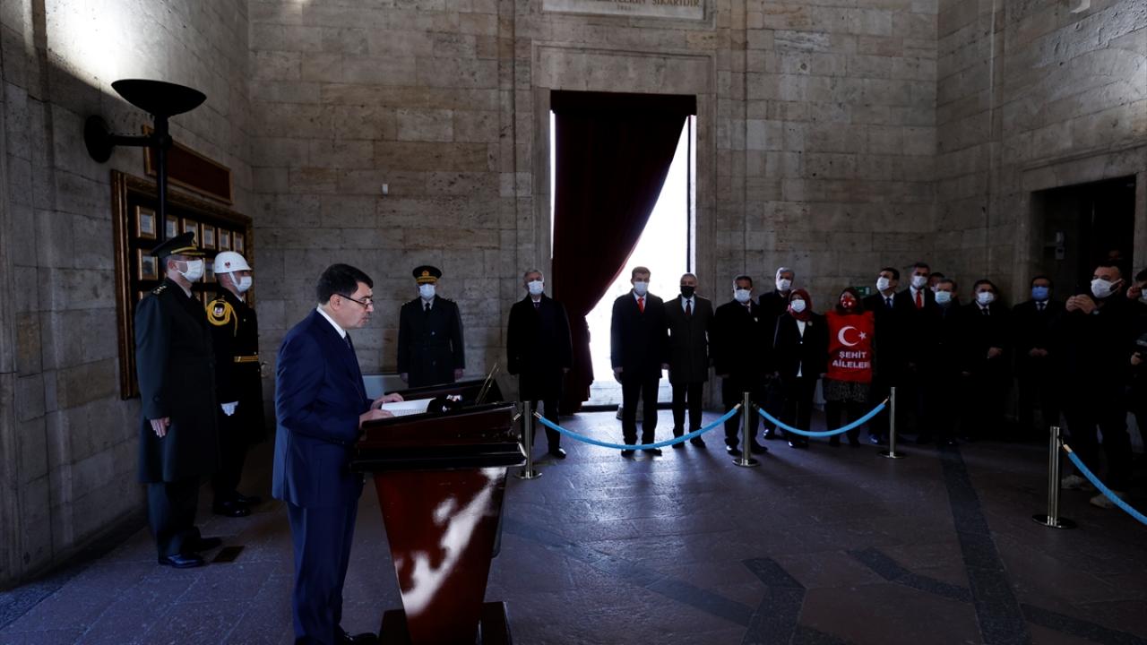 Daha sonra Misak-ı Milli Kulesi`ne geçen Şahin, Anıtkabir Özel Defteri`ni imzaladı. Vali Şahin, deftere şunları yazdı: