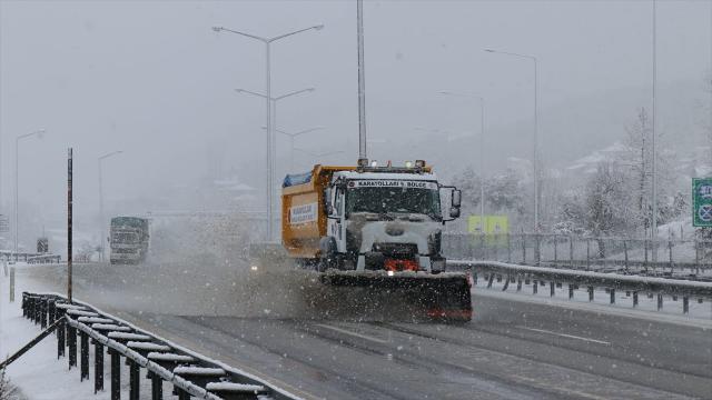 Saimbeyli-Tufanbeyli kara yolu ulaşıma kapandı