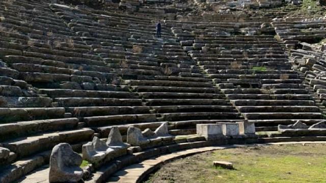 Gladyatörler Şehrinin 2 bin 200 yıllık tiyatrosu gün ışığına çıkıyor