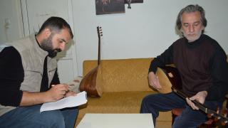 Unutulmaya yüz tutan türküleri Türk müziğine kazandırıyor