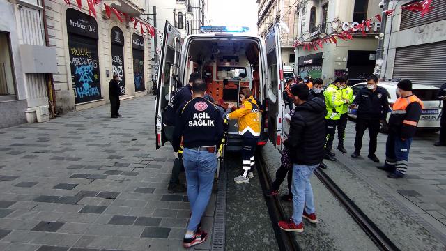 Beyoğlunda 3 kişinin bindiği motosiklet temizlik aracına çarptı