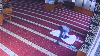 Camiden çaldığı ses cihazını kefene sardı