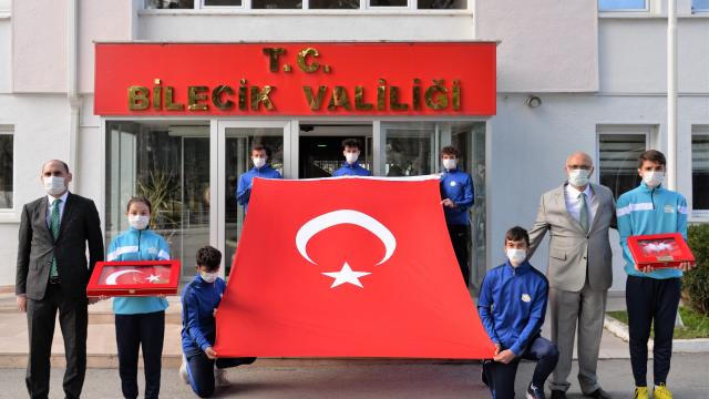 Gelibolu Yarımadasından alınan toprak, deniz suyu ve Türk bayrağını taşıma görevi Bilecikli gençlere geçti