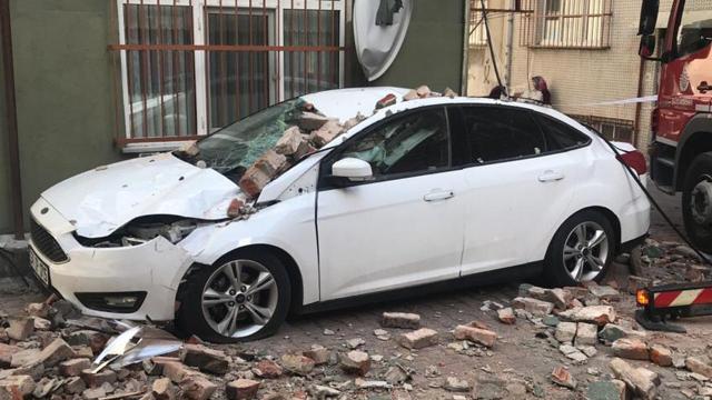 Beyoğlunda çatı çökmesi: 1 araç hasar aldı