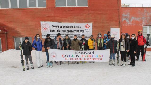 Hakkaride dezavantajlı çocuklar için kayak etkinliği düzenlendi