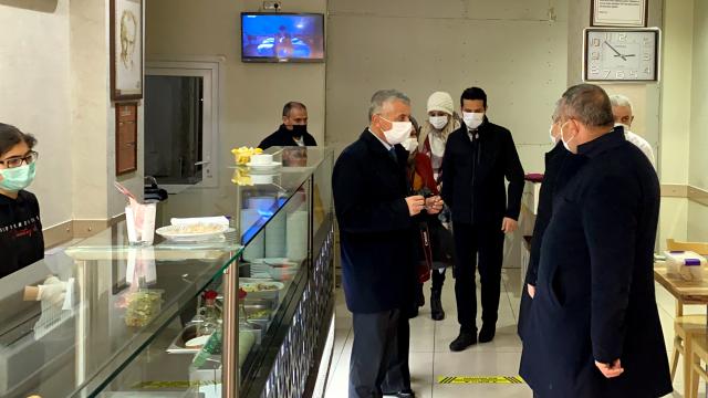 Kırşehir Valisi Akın, ev ziyaretlerinin kentte Covid-19 vaka sayısını artırdığına dikkati çekti