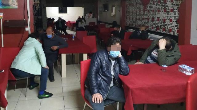 Dernek lokallerinde kumar oynayan 63 kişiye para cezası