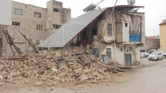Kahramanmaraşta fırtına ve yağmur nedeniyle iki katlı kerpiç ev çöktü