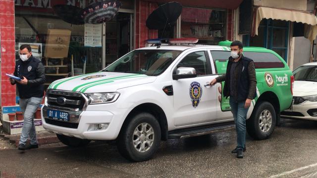Çarptığı kediyi telef eden sürücüyü uyarmak için otomobilin peşinden koştu