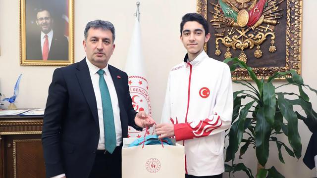 Gençlik ve Spor İzmir İl Müdürü Eskici, madalya kazanan tekvandocularla bir araya geldi
