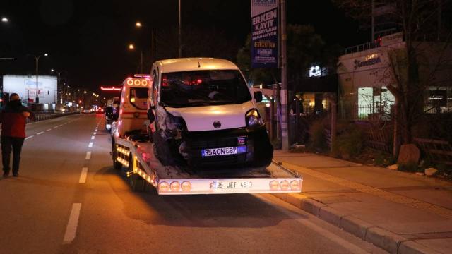 Hafif ticari araç 2 otomobile çarptı: 1i polis 3 yaralı