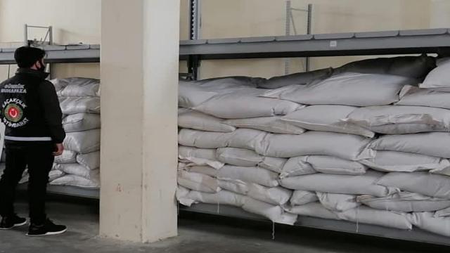 Gaziantepte serbest bölgeden yasa dışı çıkartılan 7 bin kilogram iç fıstık ele geçirildi