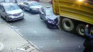 Bozulan kamyon otomobillere çarptı