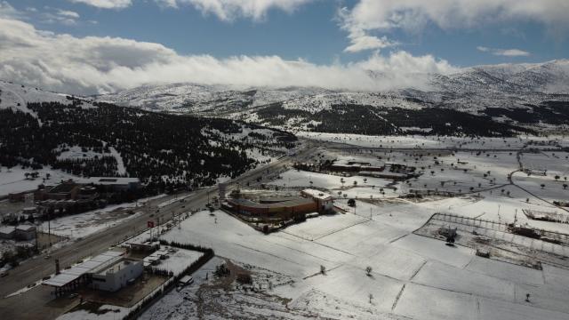 Denizli ve Manisanın yüksek kesimlerinde kar yağışı etkili oluyor