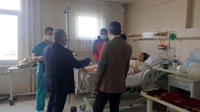 Kayseri Büyükşehir Belediye Başkanı Büyükkılıç, kaza yapan turistleri ziyaret etti