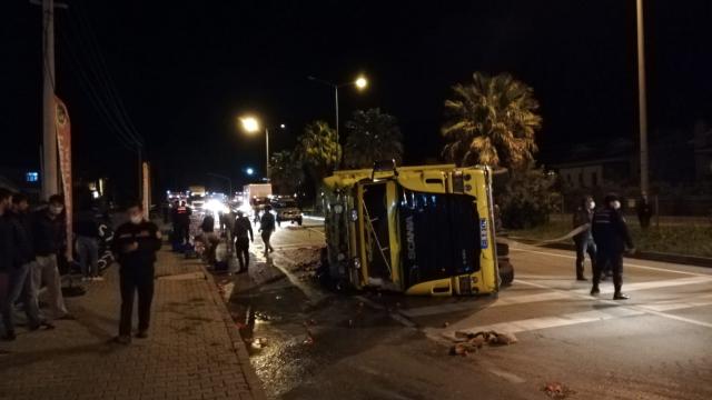 Muğlada devrilen kamyonun sürücüsü yaralandı