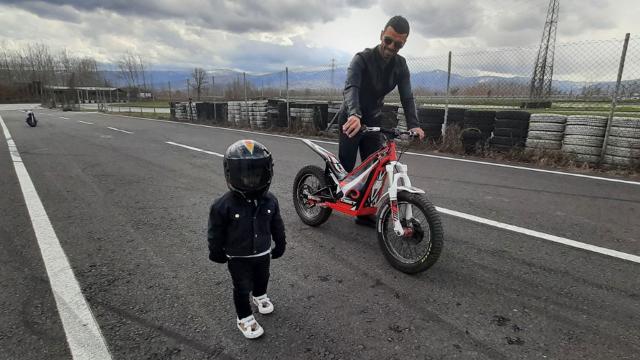 Kenan Sofuoğlu 2 yaşındaki oğlunu Formula 1e hazırlıyor