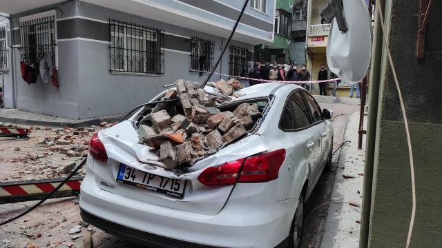 Beyoğlunda çatıdan düşen kiremitler park halindeki araca hasar verdi