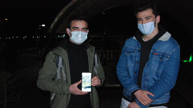 Yürüyüşe gittikleri parkta kış uykusundan uyanan ayı ile karşılaştılar