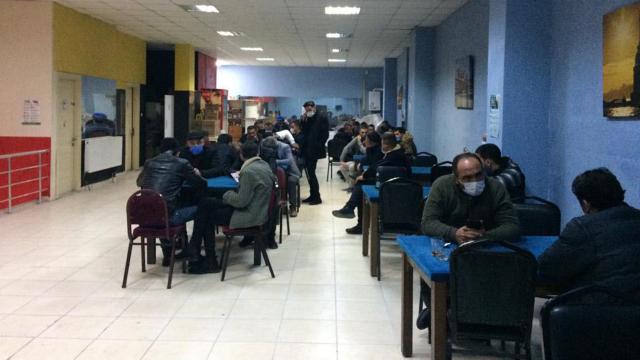 Mühürlenen iş yerinde kumar oynayan 58 kişiye para cezası