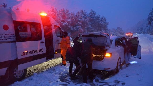 Manisada kar ve tipi nedeniyle mahsur kalan 9 kişi kurtarıldı
