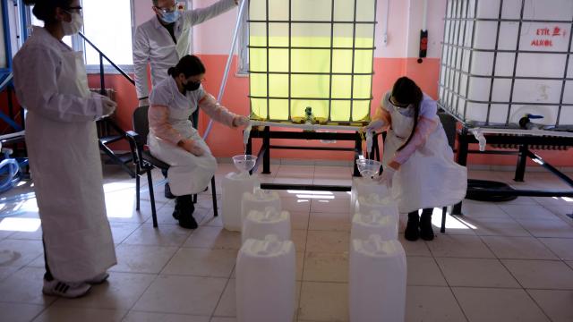 Ardahandaki meslek lisesi öğrencileri günde 1 ton hijyen malzemesi üretiyor