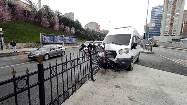 İstanbulda polis minibüsü kaza yaptı