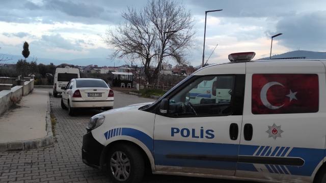 Fidan dikmek için kazdığı çukurda el bombası buldu