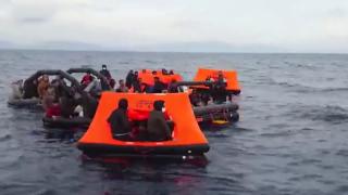 Kurtarılan düzensiz göçmenlerden sahil güvenliğe: Sizi gördük daha iyi olduk