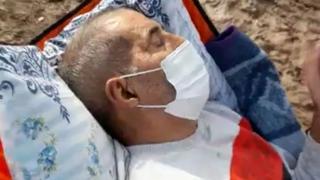 Ambulans çamura saplandı, hasta sedyeyle 4 kilometre taşındı