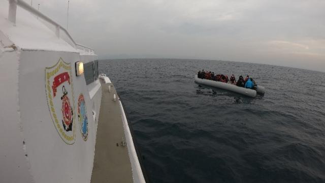 Ayvalık açıklarında Türk kara sularına geri itilen 44 sığınmacı kurtarıldı