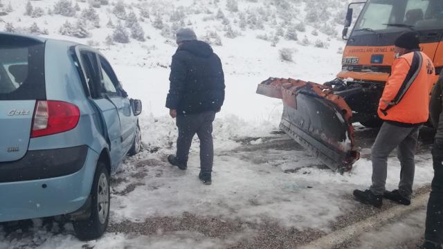 Direksiyon hakimiyetini kaybetti, kar küreme aracına çarptı