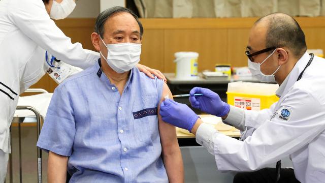 Japonya Başbakanı Yoşihide koronavirüs aşısını yaptırdı