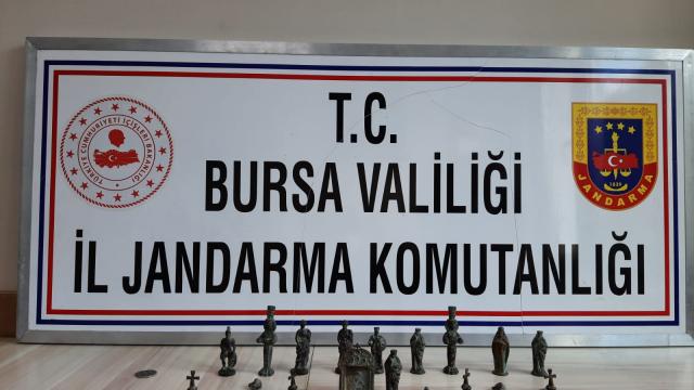 Bursada ellerindeki tarihi eserleri satmaya çalışan 3 şüpheliyi jandarma yakaladı