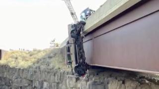 Yoldan çıkan kamyonet 30 metre yükseklikte asılı kaldı