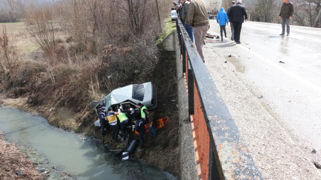 Boluda dereye devrilen otomobilin sürücüsü yaralandı