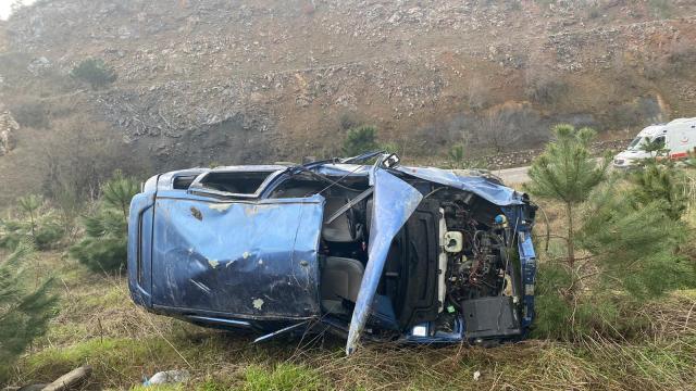 Balıkesirde şarampole devrilen aracın sürücüsü yaşamını yitirdi