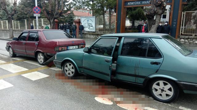 Çorumda boşanma davasından çıkan koca aracıyla eşinin bulunduğu otomobile çarptı