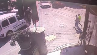 Kırmızı ışıkta geçti, yayalara çarptı