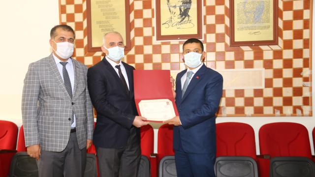 Ercişte dezenfektan üreten öğretmen ve öğrencilere başarı belgesi verildi