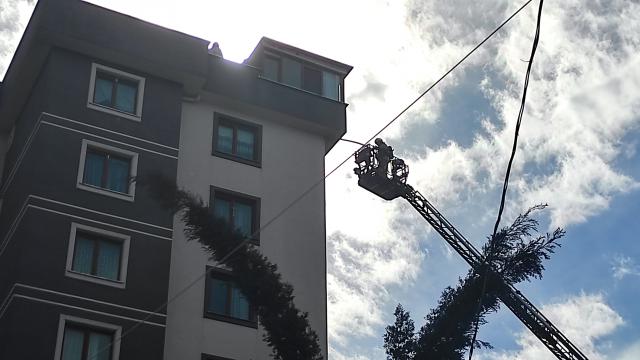 Pendikte 10 katlı apartmanın çatısındaki yangın söndürüldü