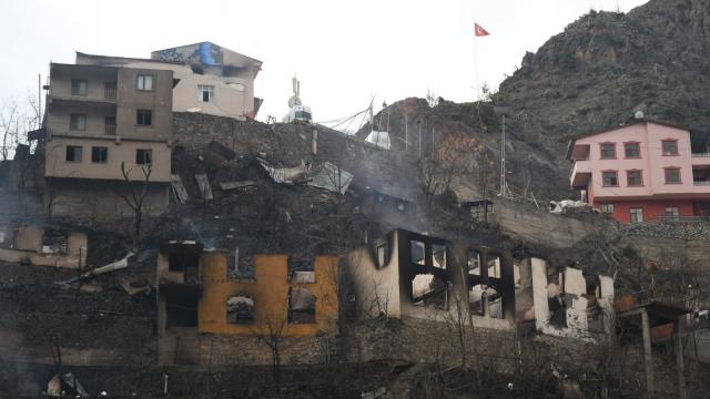 Yusufelindeki köyde çok sayıda binaya sıçrayan yangın tamamen söndürüldü