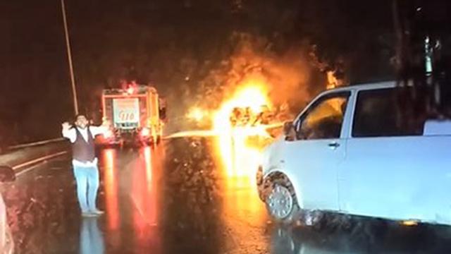 İstanbulda otomobil yandı, trafik durdu