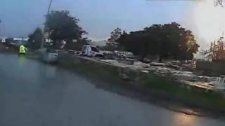 Yüksek gerilim hattına düşen yıldırım telleri kopardı