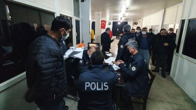 Kısıtlamayı ihlal edip, kahvehanede yakalanan 37 kişiye para cezası